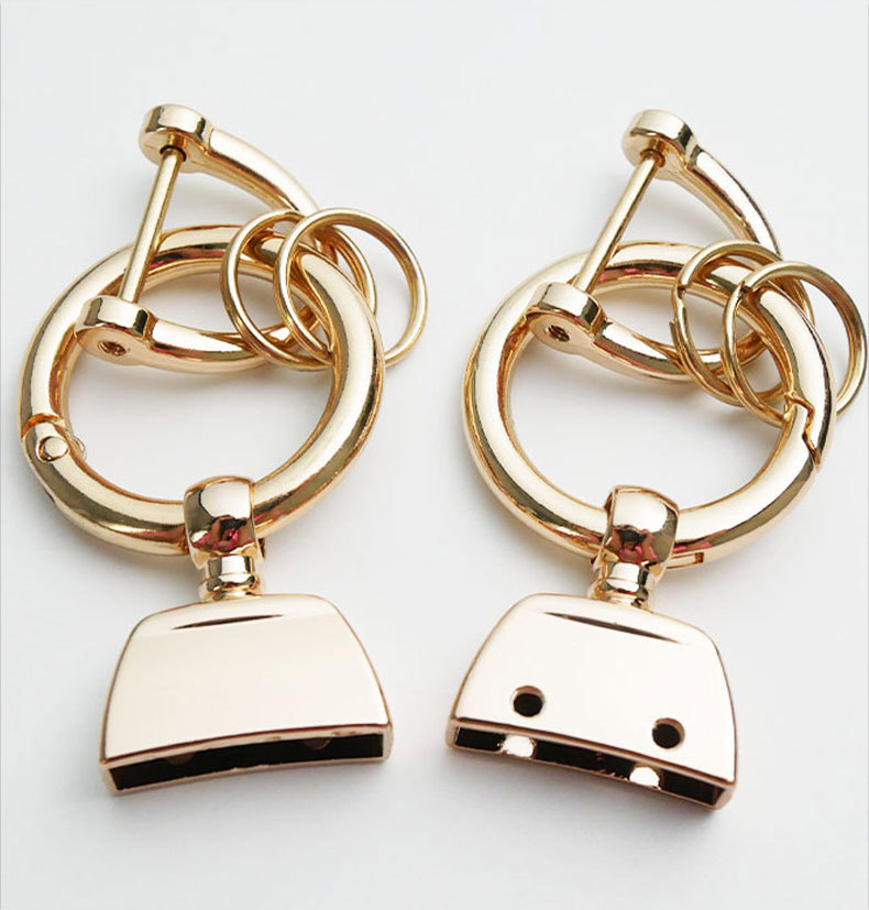 キーリング 台形モチーフ付き丸環金属製キーチェーン