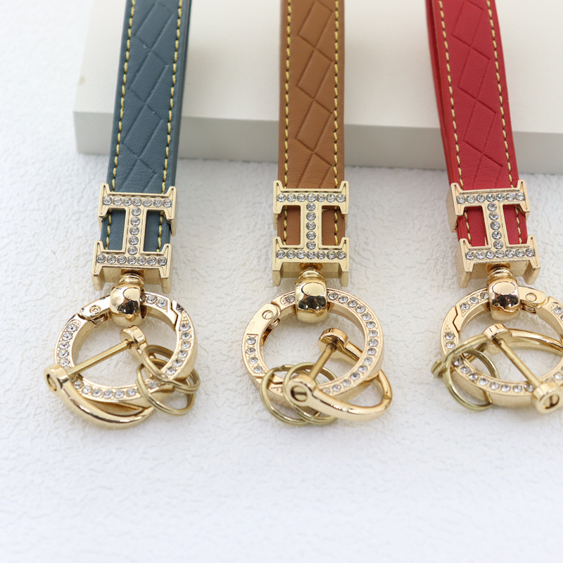 キーリング 編み込みレザーストラップ付きラインストーンキーリング