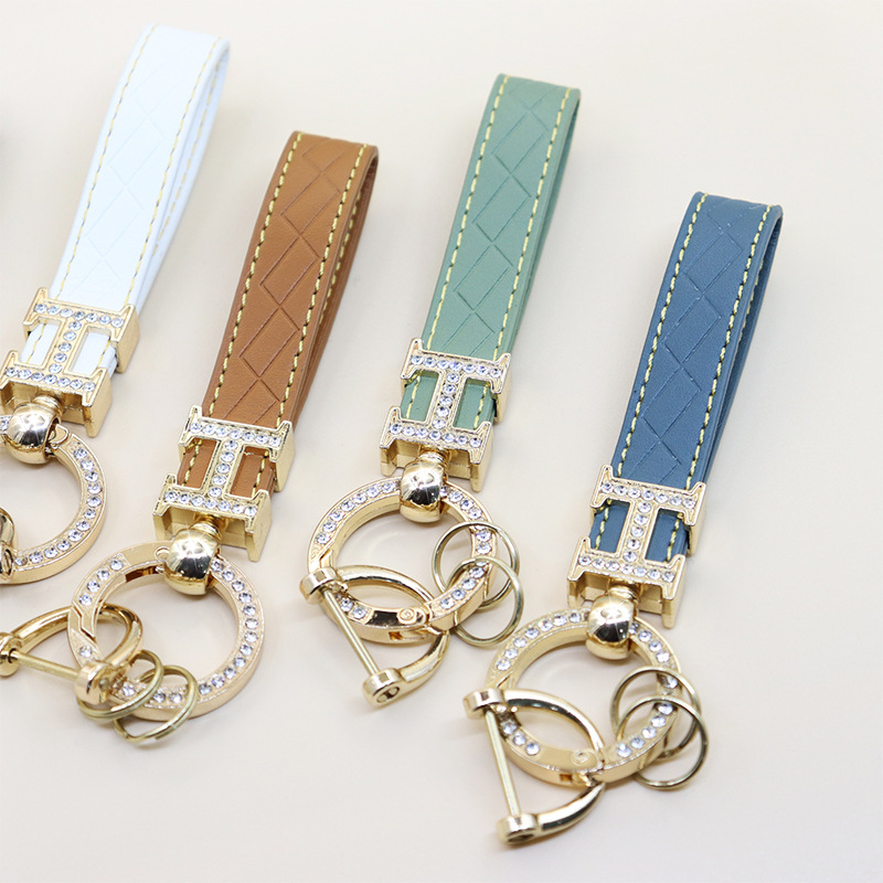 キーリング 編み込みレザーストラップ付きラインストーンキーリング