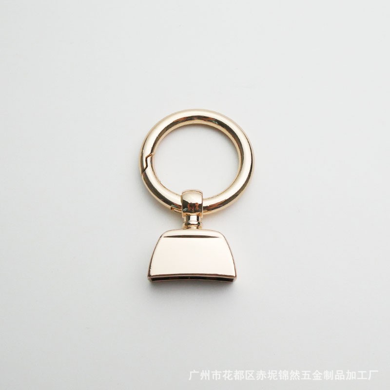 キーリング 台形モチーフ付き丸環金属製キーチェーン