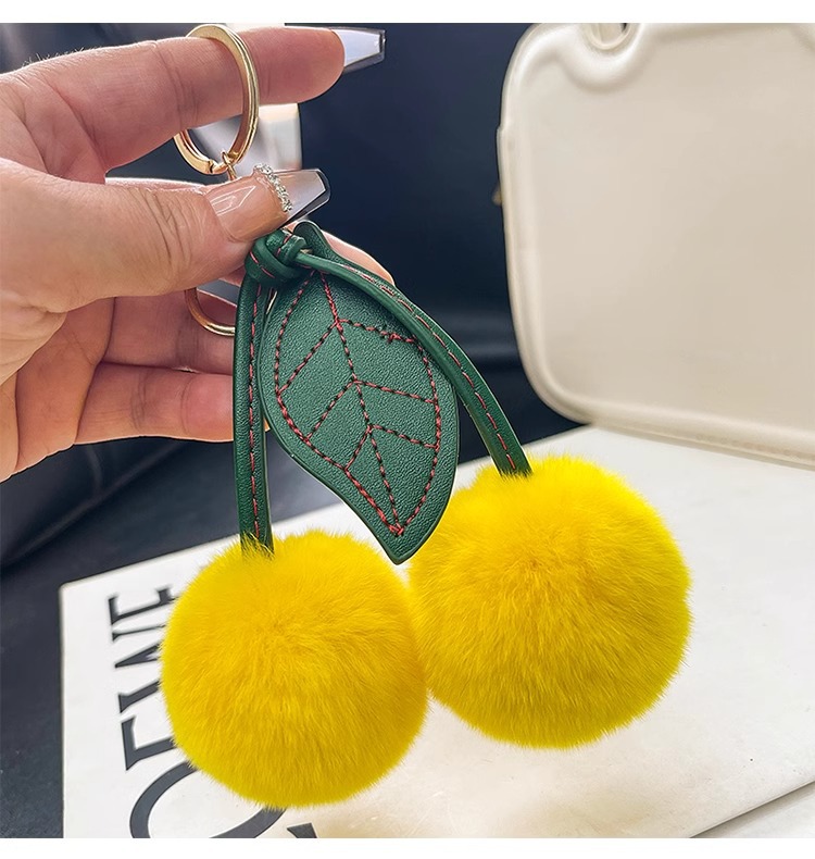 キーリング キーチャームさくらんぼ風ファーボールと葉っぱのキーチャーム