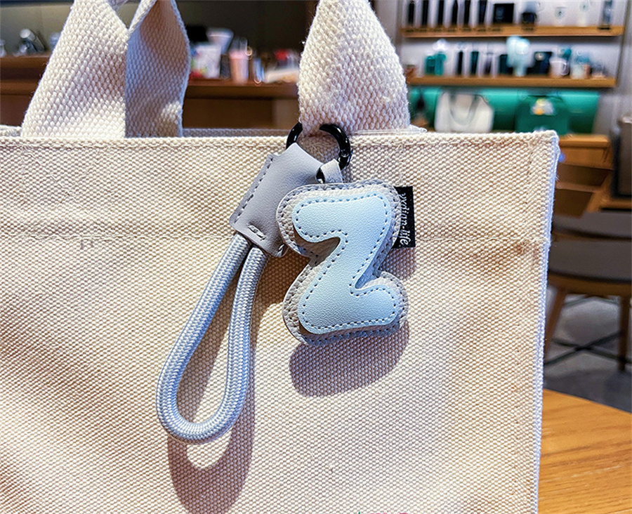 文字デザイン レザー調 キーリング バッグチャーム