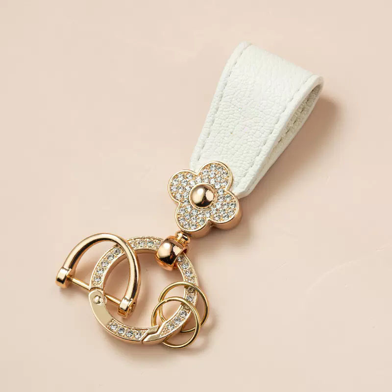花モチーフとラインストーン付きレザーキーリング