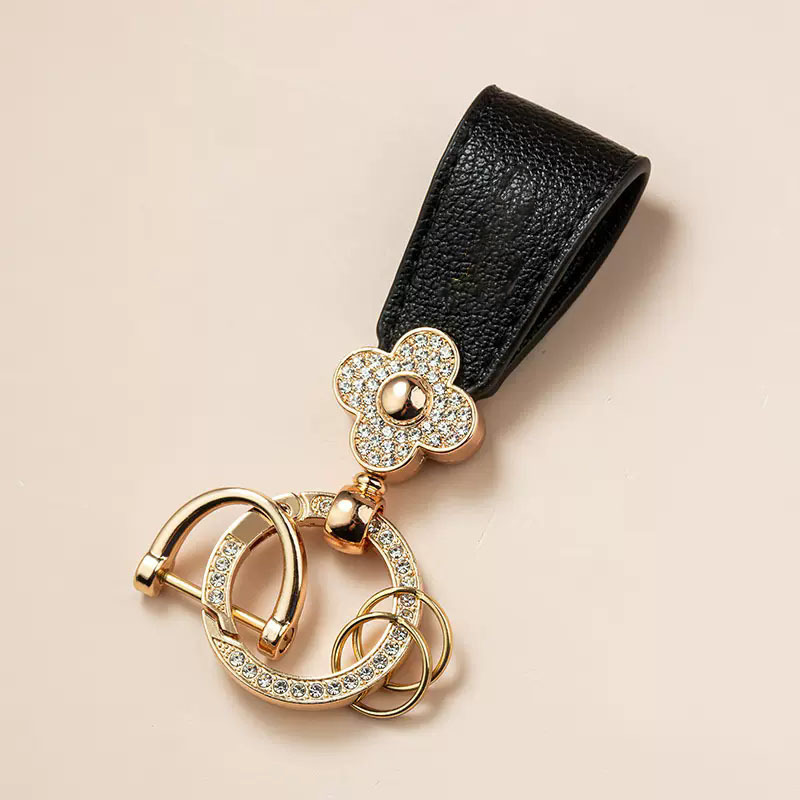キーリング 花モチーフとラインストーン装飾のレザーキーリング