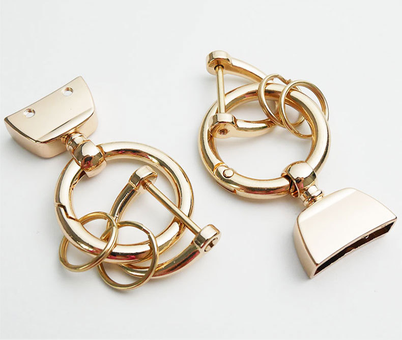 キーリング 台形モチーフ付き丸環金属製キーチェーン