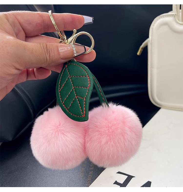 キーリング キーチャームさくらんぼ風ファーボールと葉っぱのキーチャーム