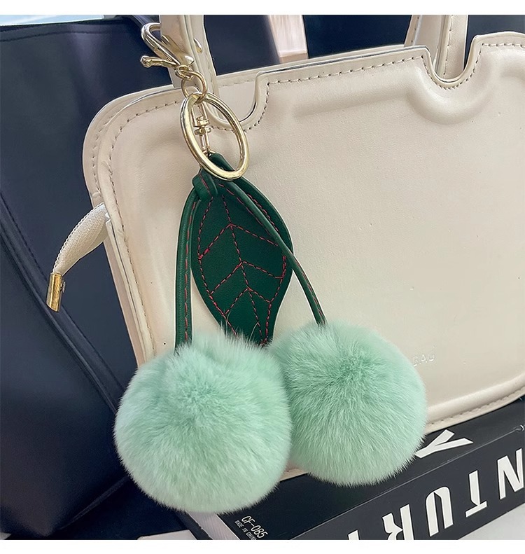 キーリング キーチャームさくらんぼ風ファーボールと葉っぱのキーチャーム