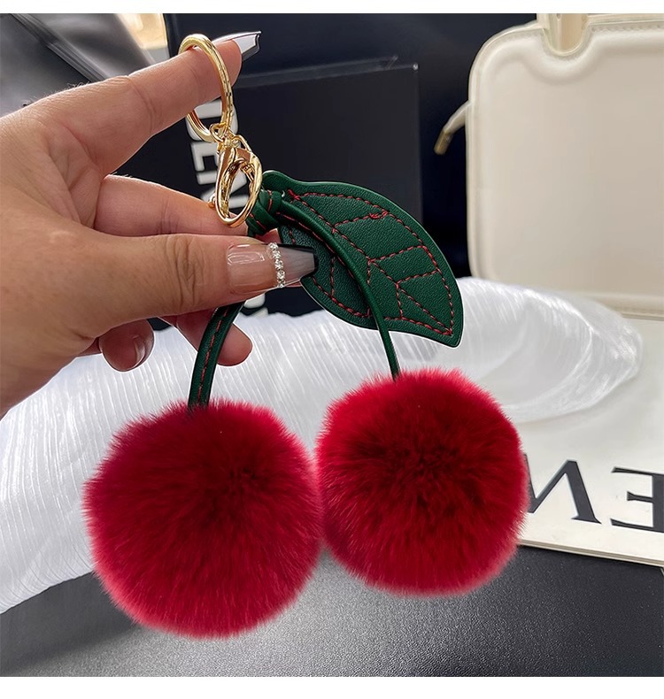 キーリング キーチャームさくらんぼ風ファーボールと葉っぱのキーチャーム