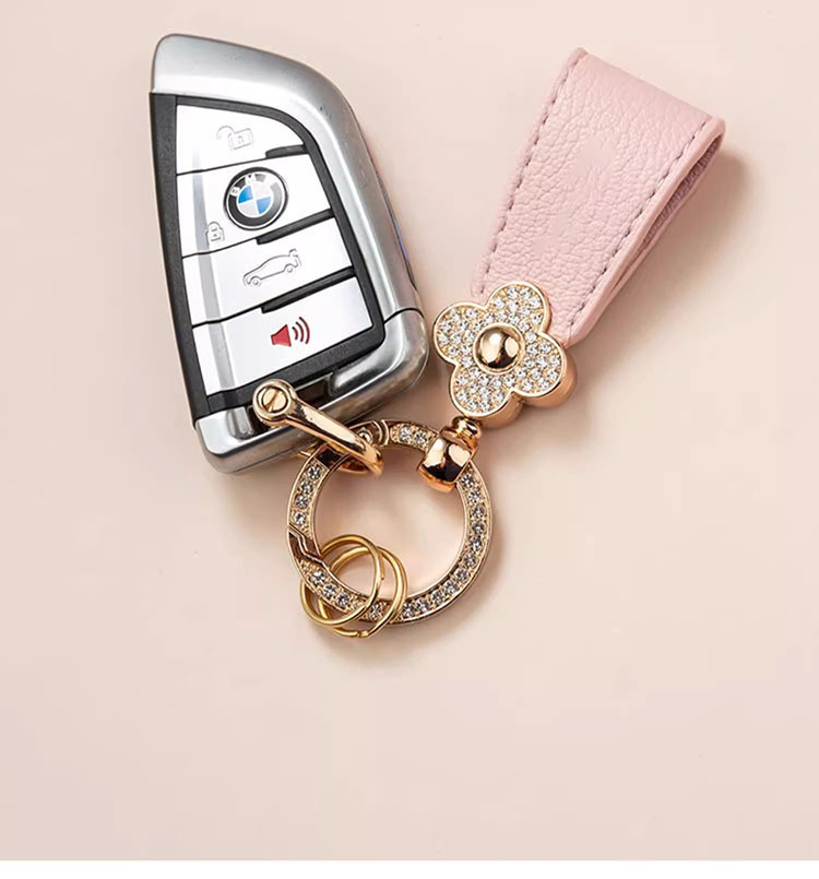 花モチーフとラインストーン付きレザーキーリング