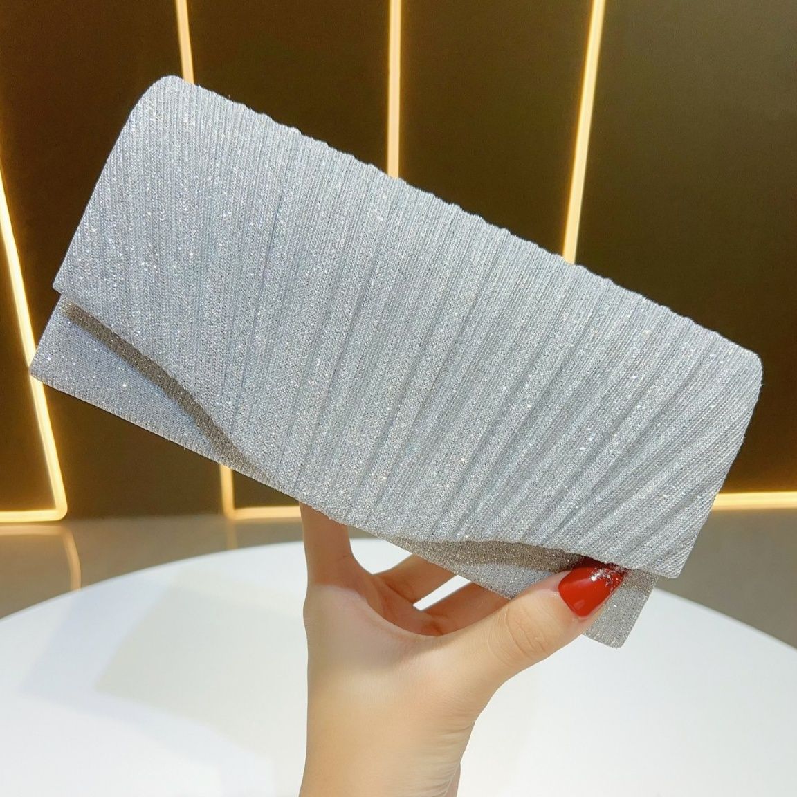 着物バッグ 煌めく波紋仕立ての上品な着物生地クラッチ