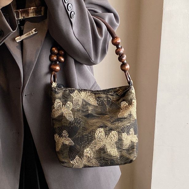 着物バッグ 蝶々刺繍木玉持ち手和風小袋