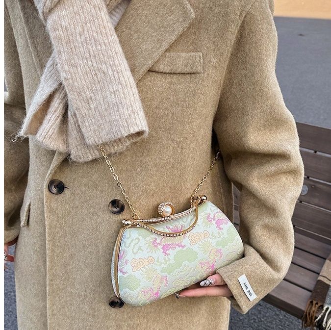 着物バッグ 花唐草織り パール金具 がま口クラッチバッグ
