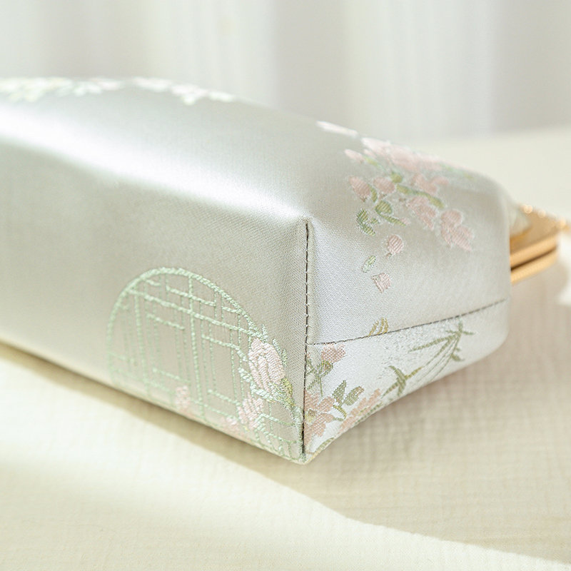 着物バッグ 雅な花刺繍がま口ショルダーバッグ
