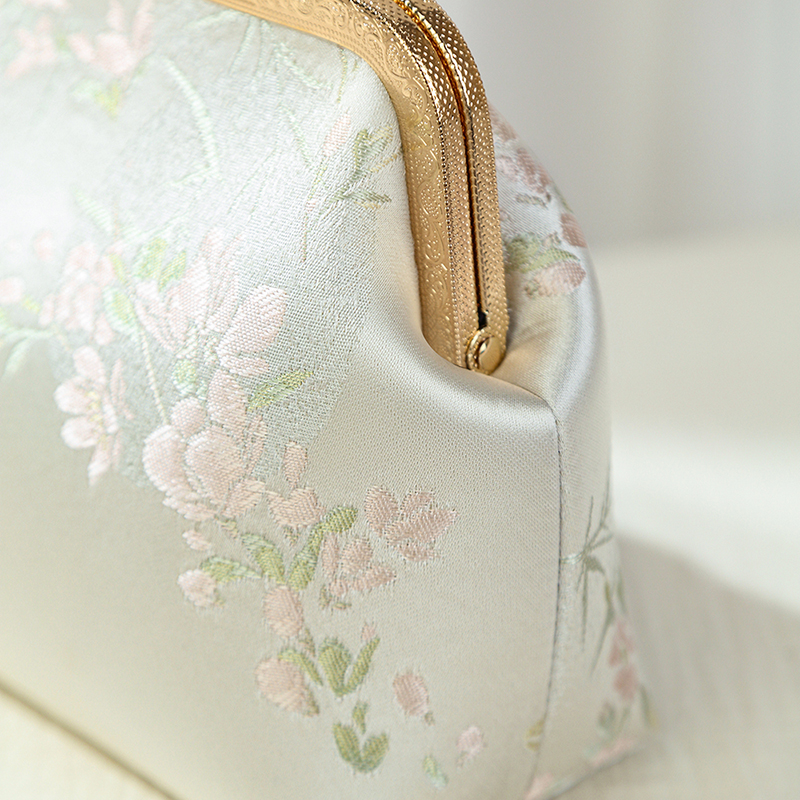 着物バッグ 雅な花刺繍がま口ショルダーバッグ