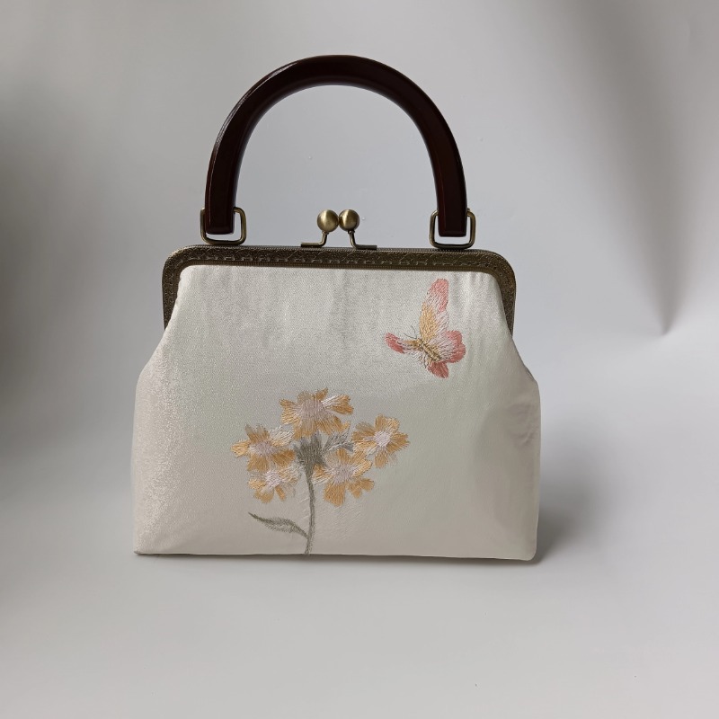 着物バッグ 花と蝶の刺繍が彩る木製持ち手がま口着物バッグ
