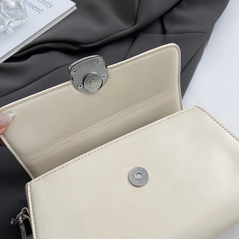 着物バッグ エナメル調艶やか金具留めハンドショルダーバッグ