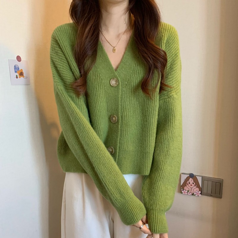 キレイめファッション ふわもこ綺麗目ボタンニット
