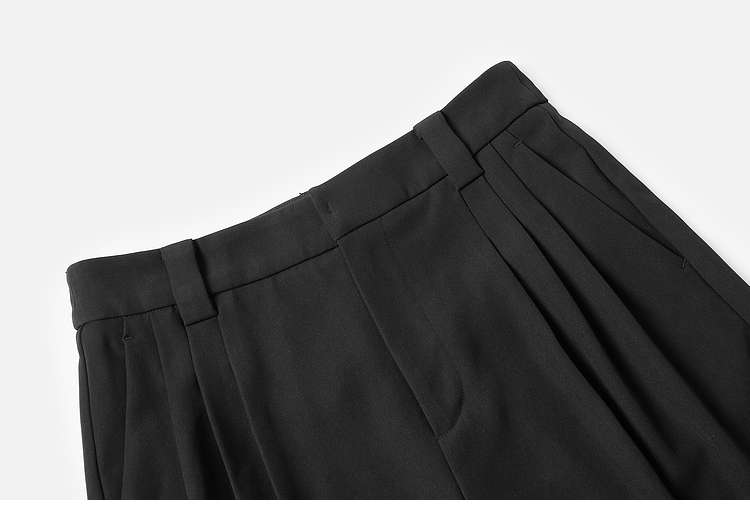 キレイめファッション  ワイドシルエットのプリーツパンツ