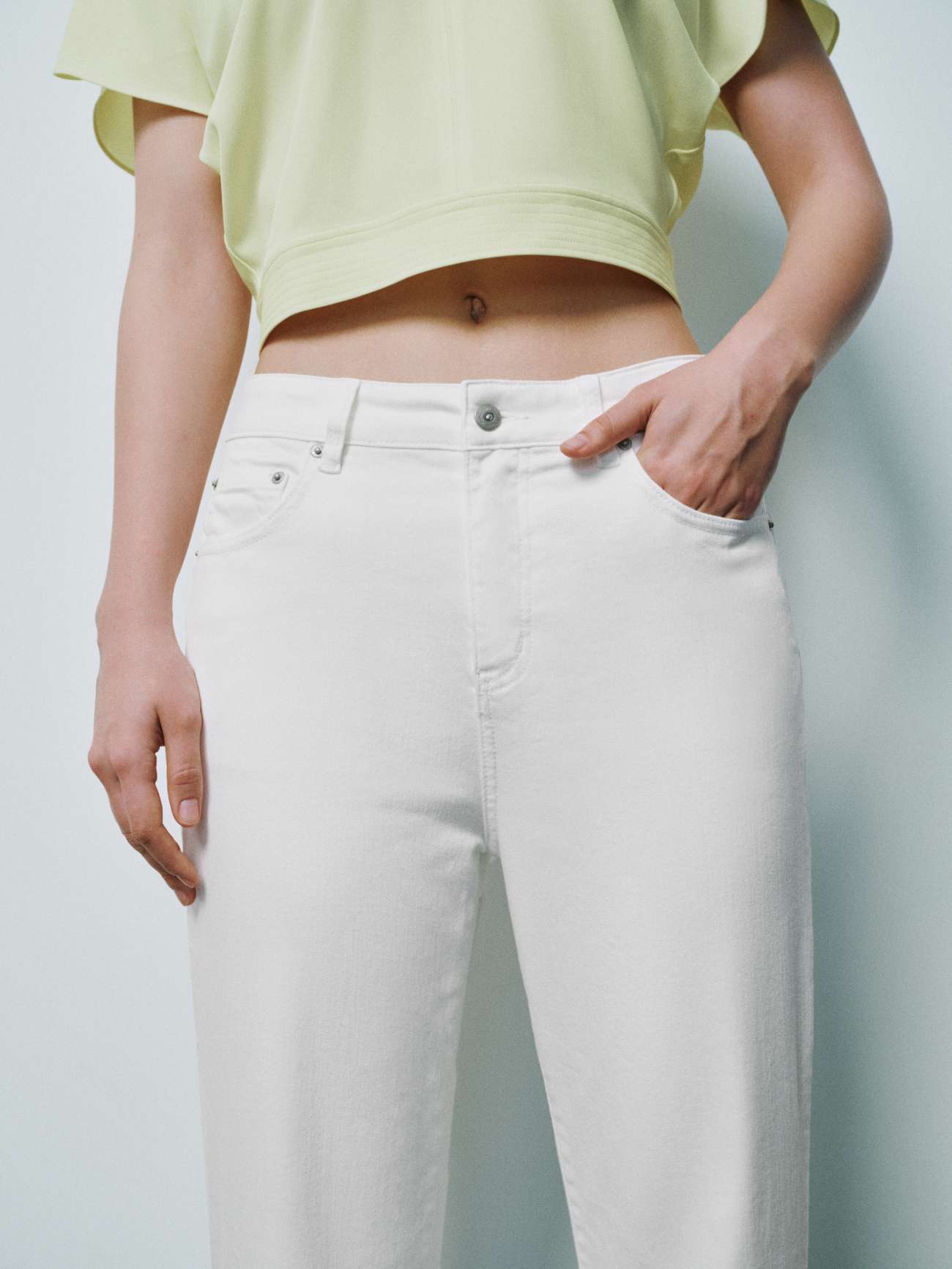 キレイめファッション  すっきりシルエットのストレートデニムパンツ