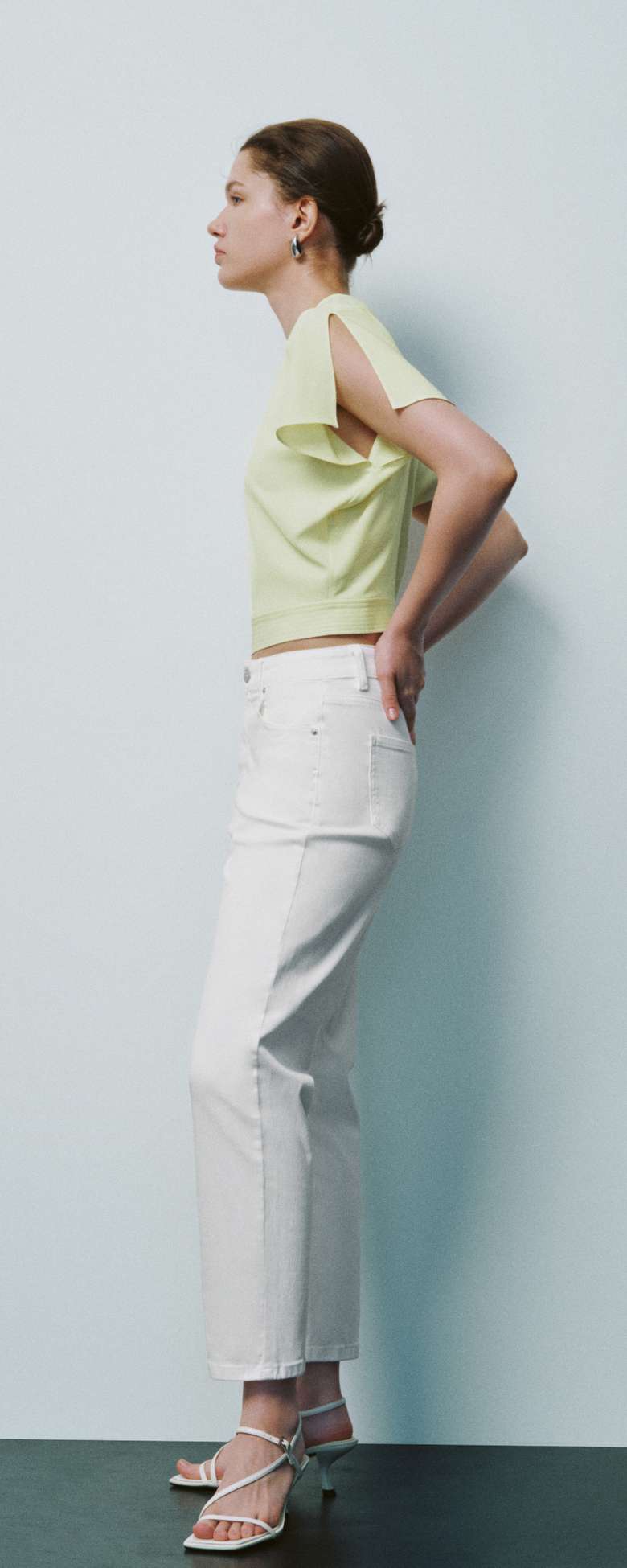 キレイめファッション  すっきりシルエットのストレートデニムパンツ