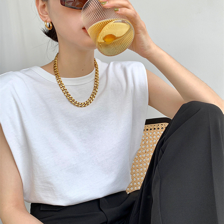 着痩せコーデ 夏のゆったりノースリーブトップス 着痩せデザイン