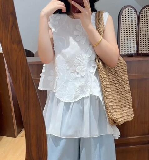 着痩せコーデ 花柄刺繍レイヤードタンクトップ白色個性派