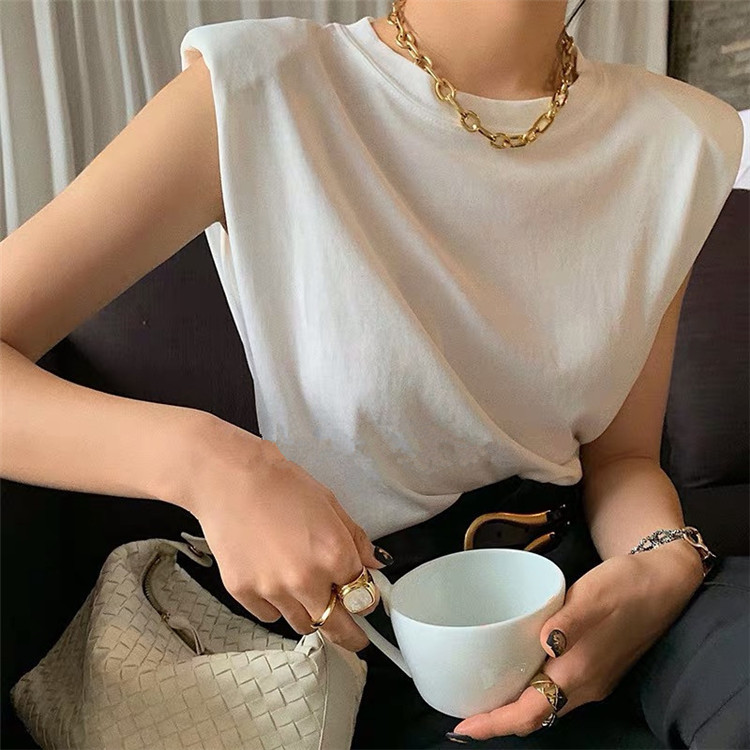 着痩せコーデ 無地ノースリーブトップス着痩せシルエット