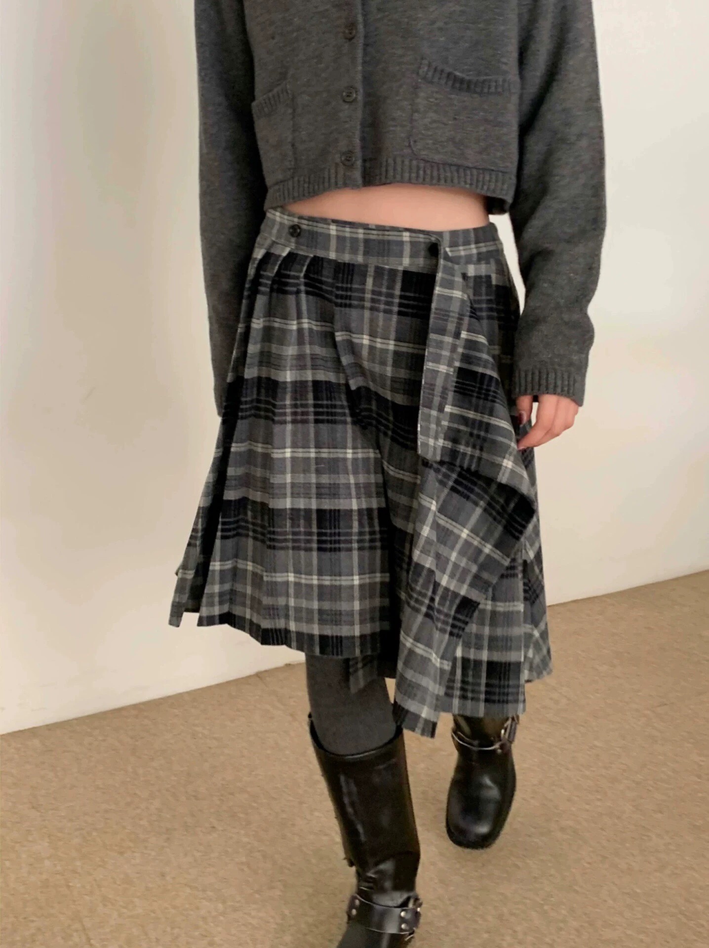 着痩せコーデ 格子柄アシンメトリーデザインミディスカート