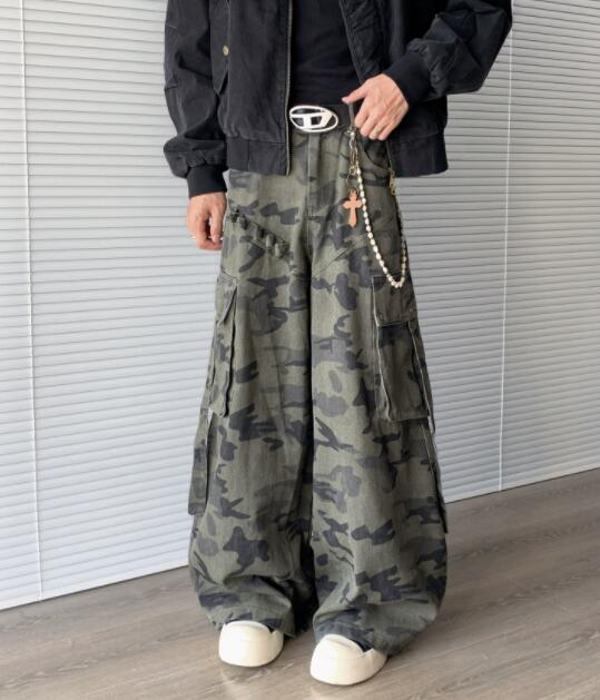 着痩せコーデ 迷彩柄ワイドカーゴパンツ秋冬メンズ着痩せ