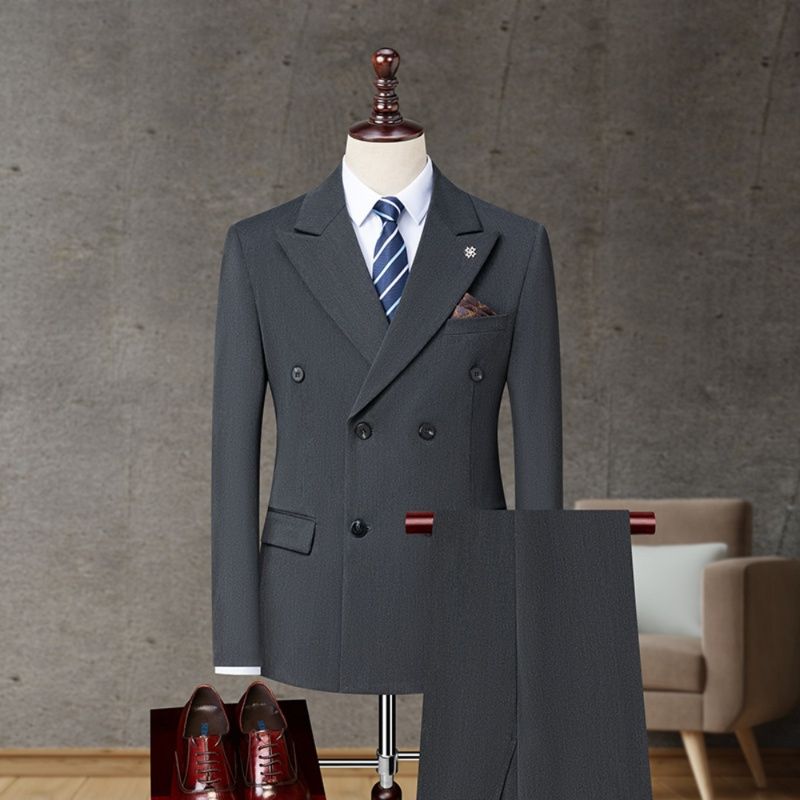 フォーマルスーツ ダブルブレスト仕立てのピークドラペル紳士用ジャケット