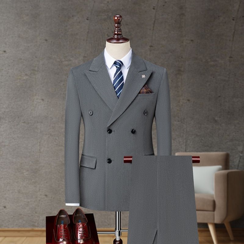 フォーマルスーツ ダブルブレスト仕立てのピークドラペル紳士用ジャケット