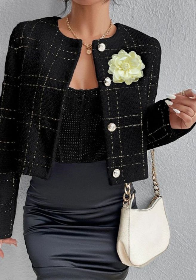 フォーマルスーツ 立体花モチーフのエレガントブローチ