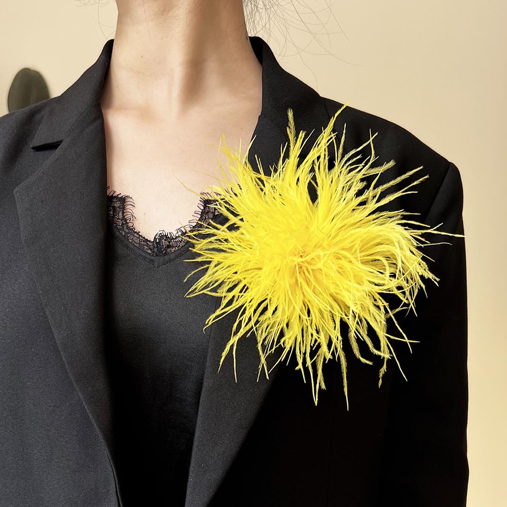 フォーマルスーツ 羽毛モチーフ立体フラワーブローチ