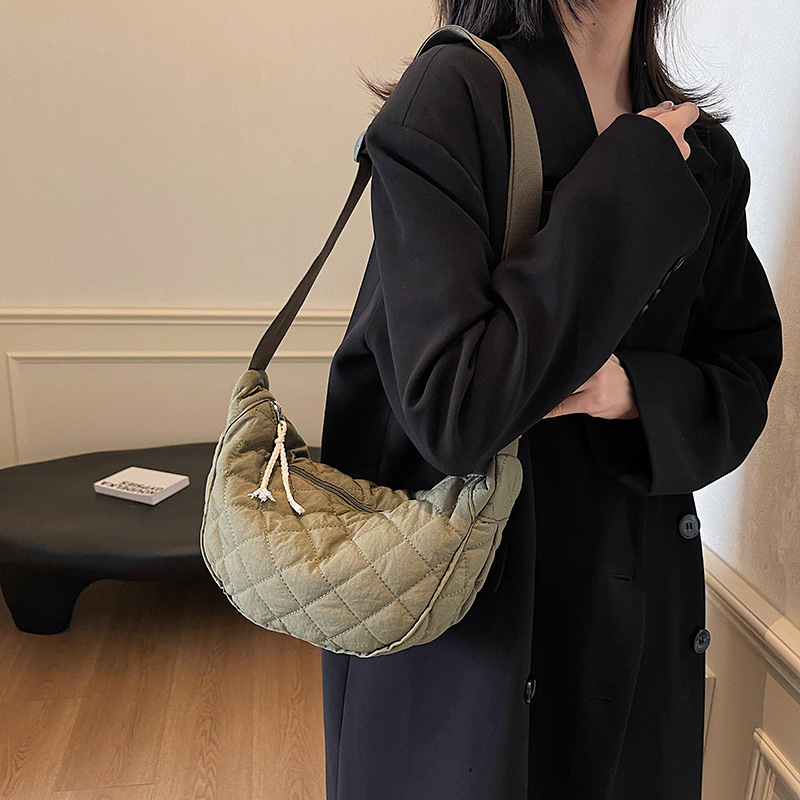 キルティングバッグ 三日月型キルティングショルダーバッグ