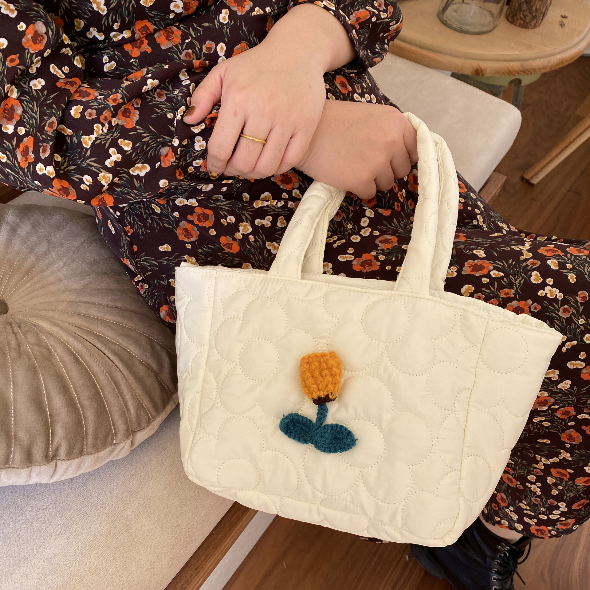 キルティングバッグ 花モチーフ刺繍付きキルティングトートバッグ