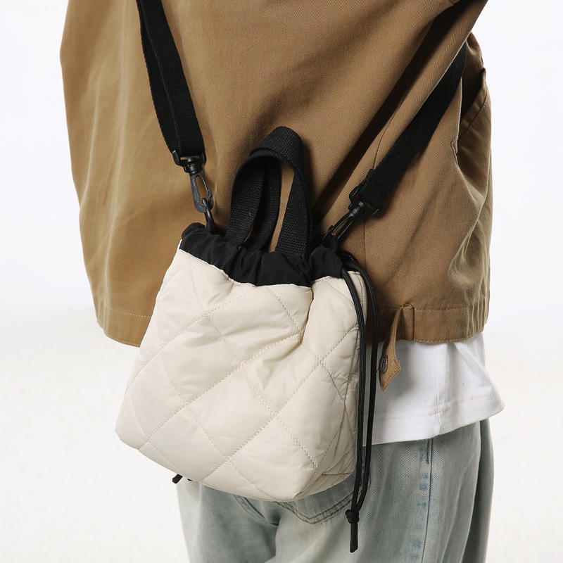 キルティングバッグ 立体キルティング巾着ショルダーバッグ