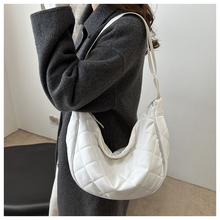 キルティング三日月型ショルダーバッグ
