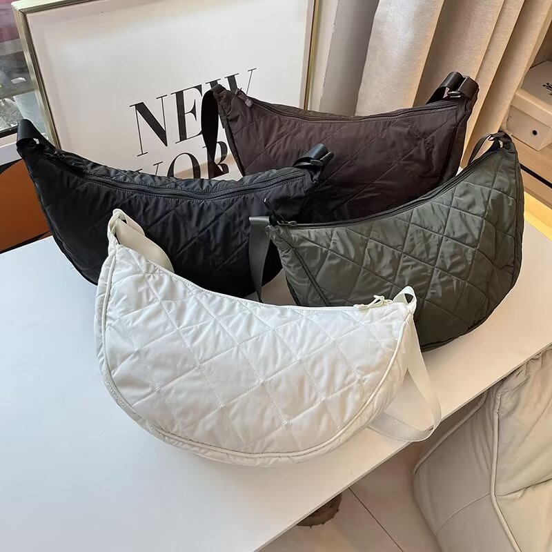 キルティングバッグ シンプル半月型キルティングショルダー