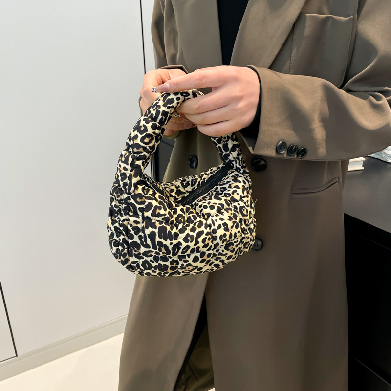 キルティングバッグ レオパード柄キルティング三日月型トートバッグ