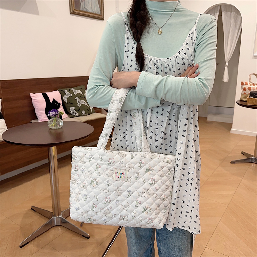 キルティングバッグ 優美な花柄キルティングトートバッグ