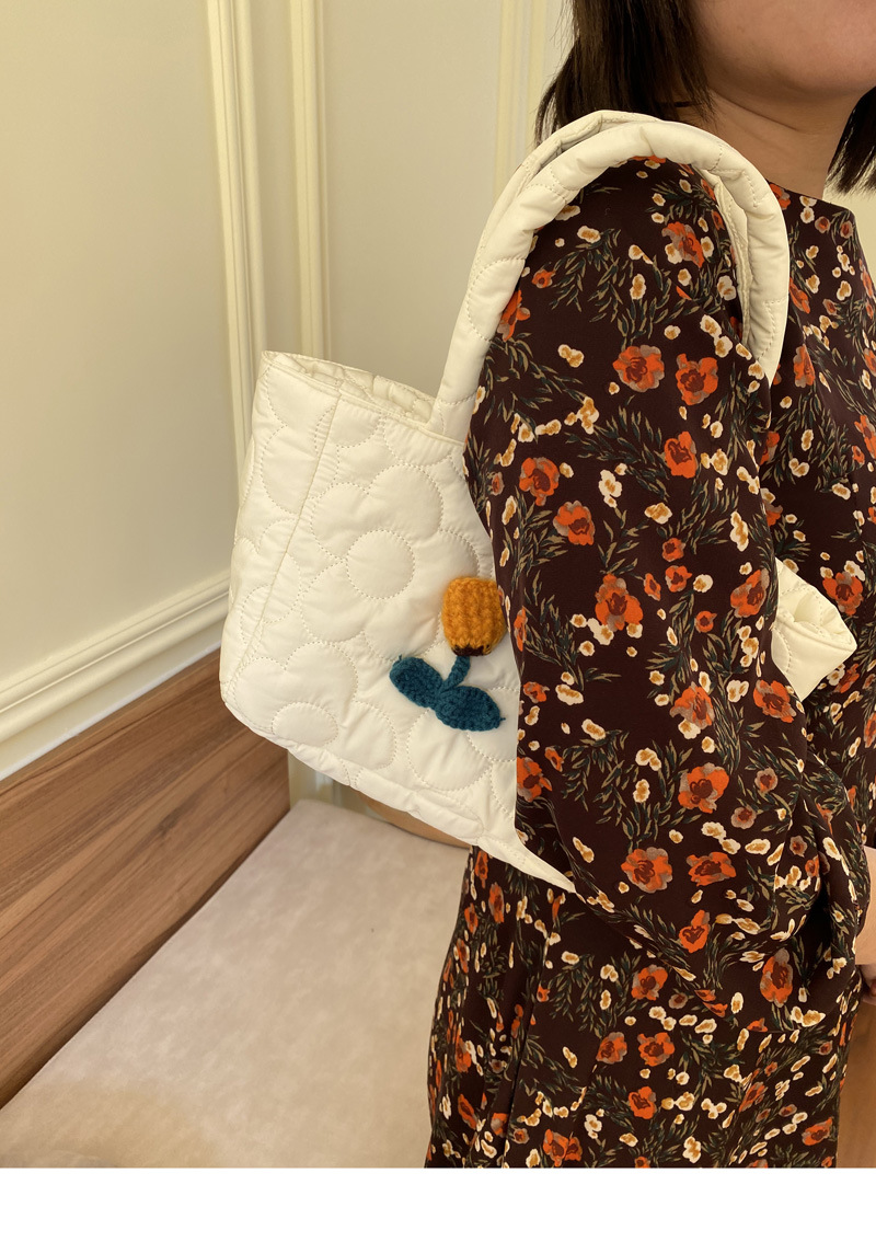 キルティングバッグ 花モチーフ刺繍付きキルティングトートバッグ