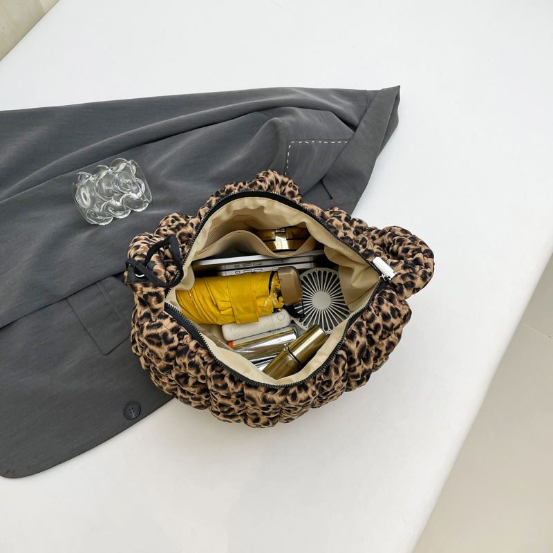 キルティングバッグ レオパード柄キルティング三日月型トートバッグ
