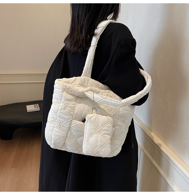キルティングバッグ 花刺繍キルティングふわもこトートバッグ