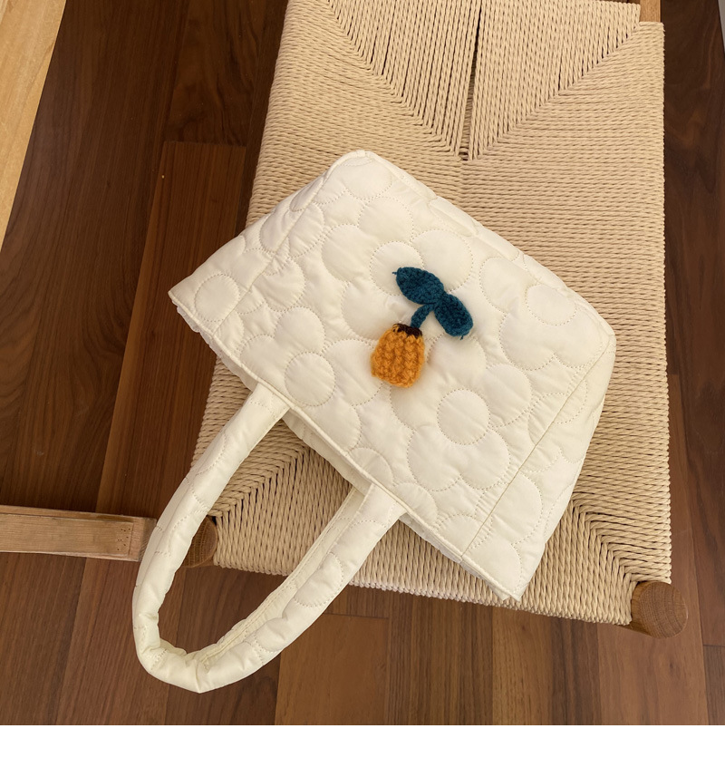 キルティングバッグ 花モチーフ刺繍付きキルティングトートバッグ