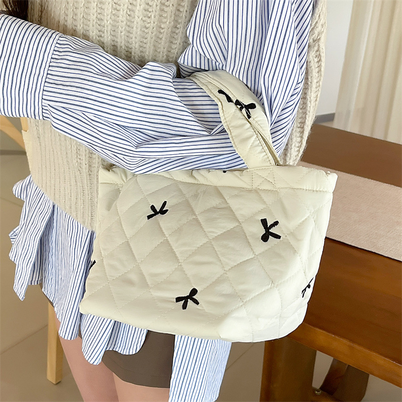 キルティングバッグ リボン刺繍ダイヤ柄キルティングトートバッグ