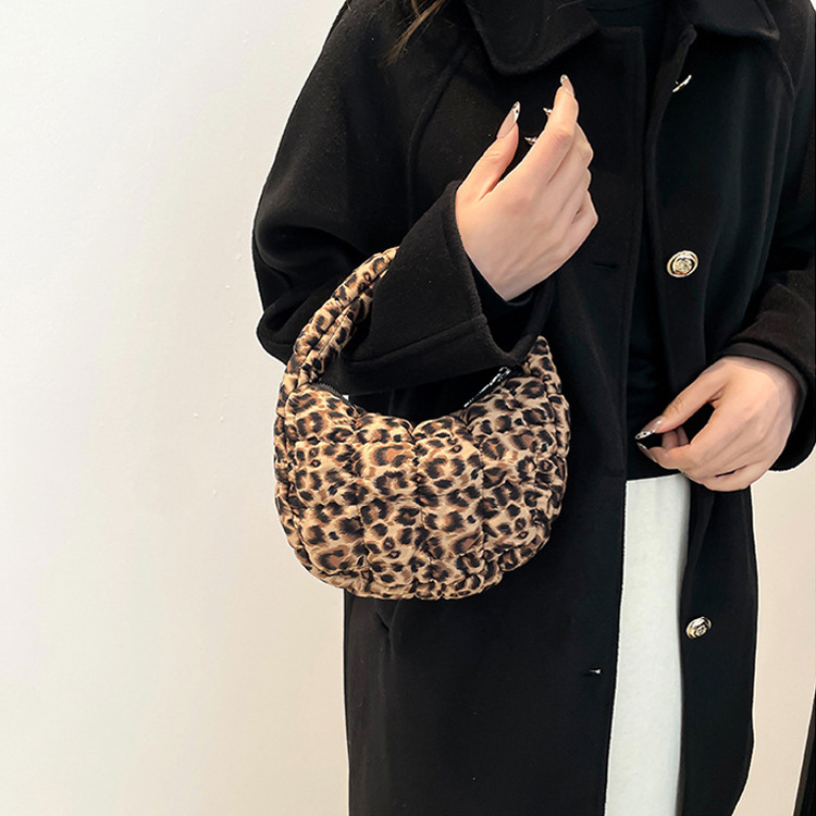 キルティングバッグ レオパード柄キルティング三日月型トートバッグ