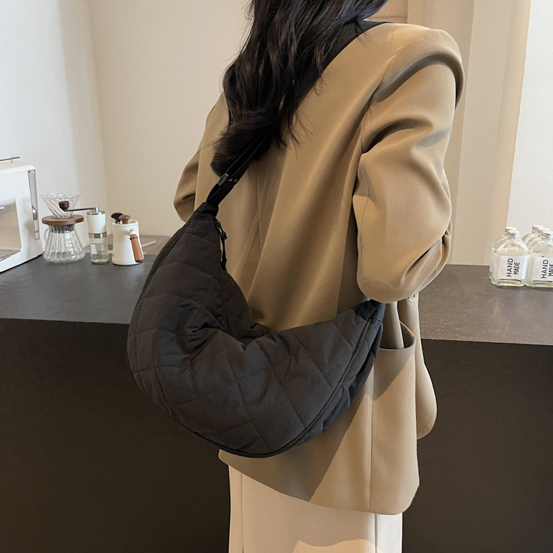 ふっくら月形キルティングバッグ