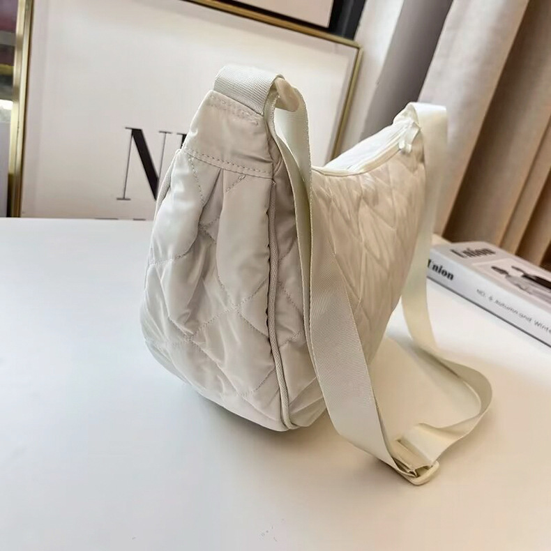 キルティングバッグ 月形キルティングショルダー