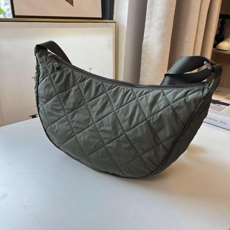 キルティングバッグ シンプル半月型キルティングショルダー