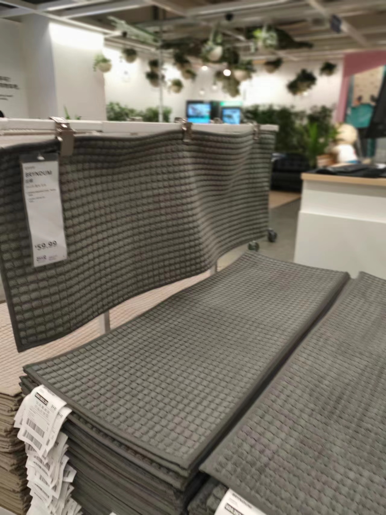 IKEAのキッチン用マット 灰色の長方形 45x120センチのスタイリッシュなデザイン